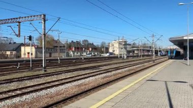 Czestochowa istasyonundaki modern Polonyalı yolcu treni. Polonya 'nın Çek Cumhuriyeti' nin şehir manzarası. Demiryolu ile toplu taşıma. Lokomotif ve koçlar. Banliyö treni