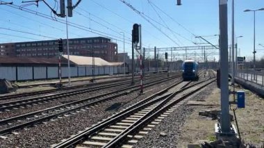 Czestochowa istasyonundaki modern Polonyalı yolcu treni. Polonya 'nın Çek Cumhuriyeti' nin şehir manzarası. Demiryolu ile toplu taşıma. Lokomotif ve koçlar. Banliyö treni