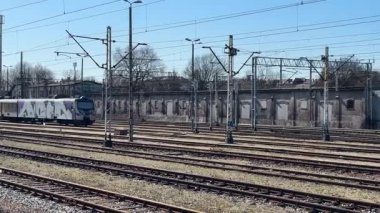 Czestochowa istasyonundaki modern Polonyalı yolcu treni. Polonya 'nın Çek Cumhuriyeti' nin şehir manzarası. Demiryolu ile toplu taşıma. Lokomotif ve koçlar. Banliyö treni