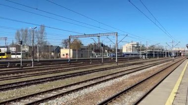 Czestochowa istasyonundaki modern Polonyalı yolcu treni. Polonya 'nın Çek Cumhuriyeti' nin şehir manzarası. Demiryolu ile toplu taşıma. Lokomotif ve koçlar. Banliyö treni