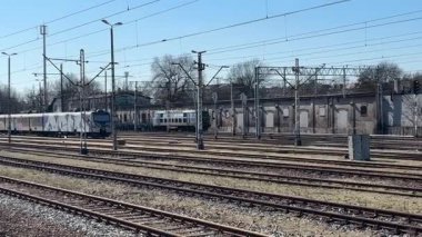 Czestochowa istasyonundaki modern Polonya yük treni. Polonya 'nın Çek Cumhuriyeti' nin şehir manzarası. Demiryolu ile toplu taşıma. Lokomotif ve vagonlar