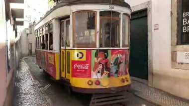 Lizbon şehrinin sokaklarında klasik bir tramvay. Avrupa 'nın bu ikonik Portekiz başkentinde sokak ve binalar. Antik eski ev şehir manzarası parlaklığı