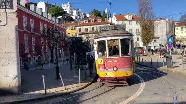 Lizbon şehrinin sokaklarında klasik bir tramvay. Avrupa 'nın bu ikonik Portekiz başkentinde sokak ve binalar. Antik eski ev şehir manzarası parlaklığı