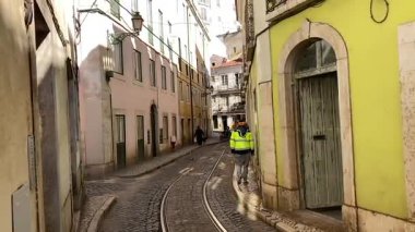Lisbon 'un şehir manzarası. Avrupa 'nın bu ikonik Portekiz başkentinde sokak ve binalar. Antik eski ev şehir manzarası parlaklığı