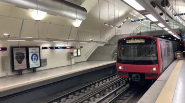 Lizbon metro treni Lizbon manzaralı. Avrupa 'nın bu ikonik Portekiz başkentinde sokak ve binalar. Antik eski ev şehir manzarası parlaklığı