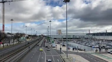 Lisbon 'un şehir manzarası. Avrupa 'nın bu ikonik Portekiz başkentinde sokak ve binalar. Antik eski ev şehir manzarası parlaklığı