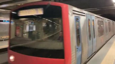 Lizbon metro treni Lizbon manzaralı. Avrupa 'nın bu ikonik Portekiz başkentinde sokak ve binalar. Antik eski ev şehir manzarası parlaklığı