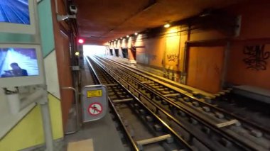 Lizbon metro treni Lizbon manzaralı. Avrupa 'nın bu ikonik Portekiz başkentinde sokak ve binalar. Antik eski ev şehir manzarası parlaklığı