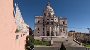 Lisbon 'un şehir manzarası. Avrupa 'nın bu ikonik Portekiz başkentinde sokak ve binalar. Antik eski ev şehir manzarası parlaklığı
