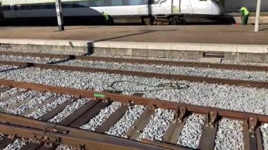 Lizbon Portekiz istasyonundaki trenler. Portekiz toplu taşıma platformu lokomotif vagonları yolcu trenleri