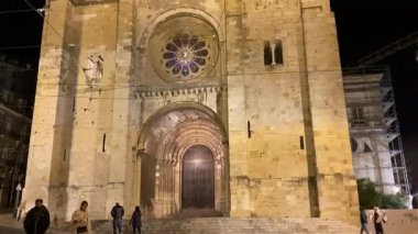 Lizbon şehrindeki bir kilisenin akşam manzarası. Avrupa 'nın bu ikonik Portekiz başkentinde sokak ve binalar. Antik eski ev şehir manzarası parlaklığı