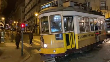 Lizbon şehrinin sokaklarında klasik bir tramvay. Avrupa 'nın bu ikonik Portekiz başkentinde sokak ve binalar. Antik eski ev şehir manzarası parlaklığı