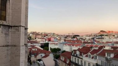 Panoramic City 'nin Lizbon manzarası. Avrupa 'nın bu ikonik Portekiz başkentinde sokak ve binalar. Antik eski ev şehir manzarası parlaklığı