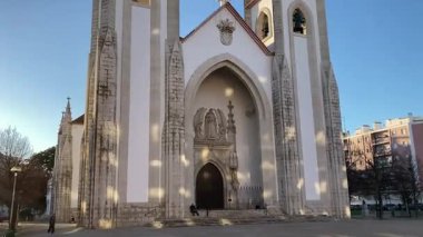 Lizbon manzaralı bir kilise. Avrupa 'nın bu ikonik Portekiz başkentinde sokak ve binalar. Antik eski ev şehir manzarası parlaklığı