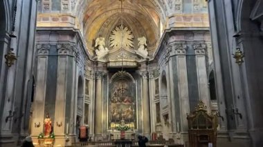 Lizbon 'un şehir manzarasında güzel bir kilise. Avrupa 'nın bu ikonik Portekiz başkentinde sokak ve binalar. Antik eski ev şehir manzarası parlaklığı