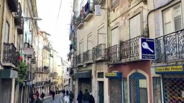 Lisbon 'un şehir manzarası. Avrupa 'nın bu ikonik Portekiz başkentinde sokak ve binalar. Antik eski ev şehir manzarası parlaklığı