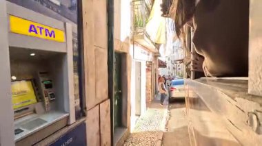 Lisbon 'un şehir manzarası. Avrupa 'nın bu ikonik Portekiz başkentinde sokak ve binalar. Antik eski ev şehir manzarası parlaklığı