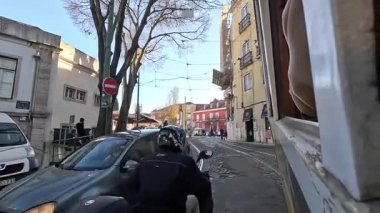 Lisbon 'un şehir manzarası. Avrupa 'nın bu ikonik Portekiz başkentinde sokak ve binalar. Antik eski ev şehir manzarası parlaklığı