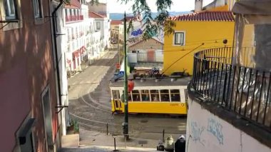 Lisbon 'un şehir manzarası. Avrupa 'nın bu ikonik Portekiz başkentinde sokak ve binalar. Antik eski ev şehir manzarası parlaklığı