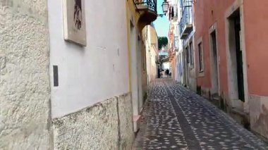 Lisbon 'un şehir manzarası. Avrupa 'nın bu ikonik Portekiz başkentinde sokak ve binalar. Antik eski ev şehir manzarası parlaklığı