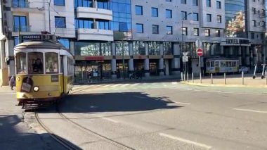 Lisbon 'un şehir manzarası. Avrupa 'nın bu ikonik Portekiz başkentinde sokak ve binalar. Antik eski ev şehir manzarası parlaklığı