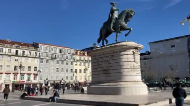 Lisbon 'un şehir manzarası. Avrupa 'nın bu ikonik Portekiz başkentinde sokak ve binalar. Antik eski ev şehir manzarası parlaklığı