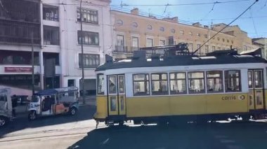 Lisbon 'un şehir manzarası. Avrupa 'nın bu ikonik Portekiz başkentinde sokak ve binalar. Antik eski ev şehir manzarası parlaklığı