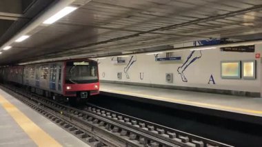 Lisbon 'un şehir manzarası. Avrupa 'nın bu ikonik Portekiz başkentinde sokak ve binalar. Antik eski ev şehir manzarası parlaklığı