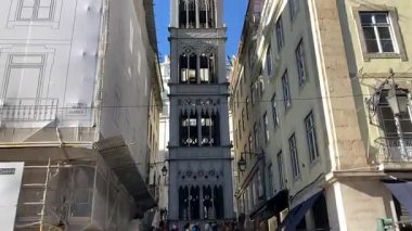 Lisbon 'un şehir manzarası. Avrupa 'nın bu ikonik Portekiz başkentinde sokak ve binalar. Antik eski ev şehir manzarası parlaklığı