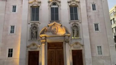 Lisbon 'un şehir manzarası. Avrupa 'nın bu ikonik Portekiz başkentinde sokak ve binalar. Antik eski ev şehir manzarası parlaklığı