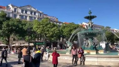 Lisbon 'un şehir manzarası. Avrupa 'nın bu ikonik Portekiz başkentinde sokak ve binalar. Antik eski ev şehir manzarası parlaklığı