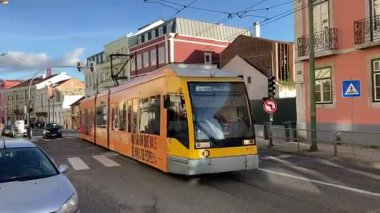 Lisbon 'un şehir manzarası. Avrupa 'nın bu ikonik Portekiz başkentinde sokak ve binalar. Antik eski ev şehir manzarası parlaklığı