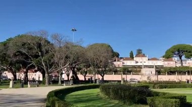 Lisbon 'un şehir manzarası. Avrupa 'nın bu ikonik Portekiz başkentinde sokak ve binalar. Antik eski ev şehir manzarası parlaklığı
