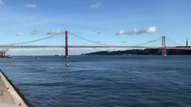 Lisbon 'un şehir manzarası. Avrupa 'nın bu ikonik Portekiz başkentinde sokak ve binalar. Antik eski ev şehir manzarası parlaklığı