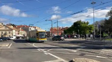 Lisbon 'un şehir manzarası. Avrupa 'nın bu ikonik Portekiz başkentinde sokak ve binalar. Antik eski ev şehir manzarası parlaklığı
