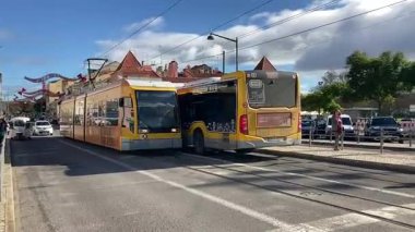 Lisbon 'un şehir manzarası. Avrupa 'nın bu ikonik Portekiz başkentinde sokak ve binalar. Antik eski ev şehir manzarası parlaklığı