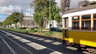 Lisbon 'un şehir manzarası. Avrupa 'nın bu ikonik Portekiz başkentinde sokak ve binalar. Antik eski ev şehir manzarası parlaklığı