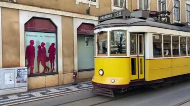 Lisbon 'un şehir manzarası. Avrupa 'nın bu ikonik Portekiz başkentinde sokak ve binalar. Antik eski ev şehir manzarası parlaklığı