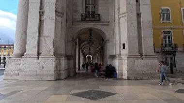 Lisbon 'un şehir manzarası. Avrupa 'nın bu ikonik Portekiz başkentinde sokak ve binalar. Antik eski ev şehir manzarası parlaklığı