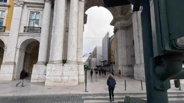 Lisbon 'un şehir manzarası. Avrupa 'nın bu ikonik Portekiz başkentinde sokak ve binalar. Antik eski ev şehir manzarası parlaklığı