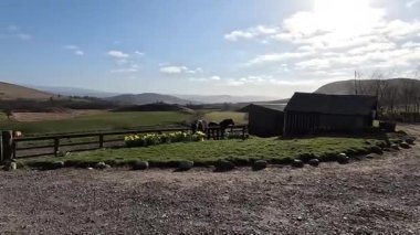Perthshire dağlarında İskoç yamaç yürüyüşü. Geniş açık İskoçya vahşi doğası yuvarlanan tepeleri açıyor. Uzun mesafe yürüyüşü macerası.