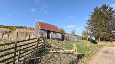 Perthshire dağlarında İskoç yamaç yürüyüşü. Geniş açık İskoçya vahşi doğası yuvarlanan tepeleri açıyor. Uzun mesafe yürüyüşü macerası.