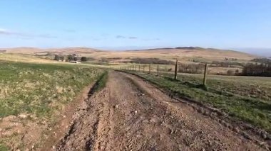 Perthshire dağlarında İskoç yamaç yürüyüşü. Geniş açık İskoçya vahşi doğası yuvarlanan tepeleri açıyor. Uzun mesafe yürüyüşü macerası.