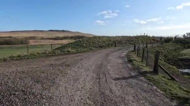 Perthshire dağlarında İskoç yamaç yürüyüşü. Geniş açık İskoçya vahşi doğası yuvarlanan tepeleri açıyor. Uzun mesafe yürüyüşü macerası.