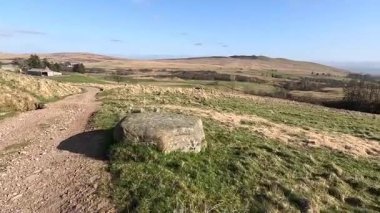 Perthshire dağlarında İskoç yamaç yürüyüşü. Geniş açık İskoçya vahşi doğası yuvarlanan tepeleri açıyor. Uzun mesafe yürüyüşü macerası.