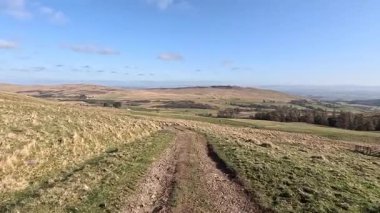 Perthshire dağlarında İskoç yamaç yürüyüşü. Geniş açık İskoçya vahşi doğası yuvarlanan tepeleri açıyor. Uzun mesafe yürüyüşü macerası.
