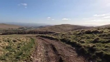 Perthshire dağlarında İskoç yamaç yürüyüşü. Geniş açık İskoçya vahşi doğası yuvarlanan tepeleri açıyor. Uzun mesafe yürüyüşü macerası.