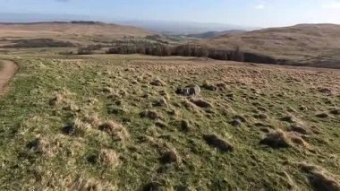 Perthshire dağlarında İskoç yamaç yürüyüşü. Geniş açık İskoçya vahşi doğası yuvarlanan tepeleri açıyor. Uzun mesafe yürüyüşü macerası.