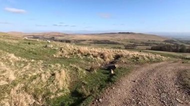 Perthshire dağlarında İskoç yamaç yürüyüşü. Geniş açık İskoçya vahşi doğası yuvarlanan tepeleri açıyor. Uzun mesafe yürüyüşü macerası.