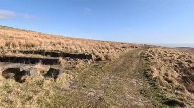 Perthshire dağlarında İskoç yamaç yürüyüşü. Geniş açık İskoçya vahşi doğası yuvarlanan tepeleri açıyor. Uzun mesafe yürüyüşü macerası.